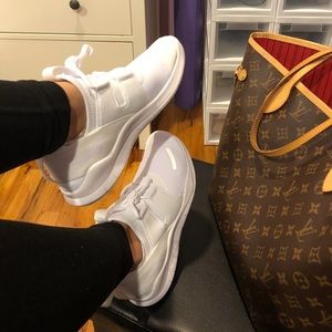 NEW NIKE SNEAKERS WHITE 7.5